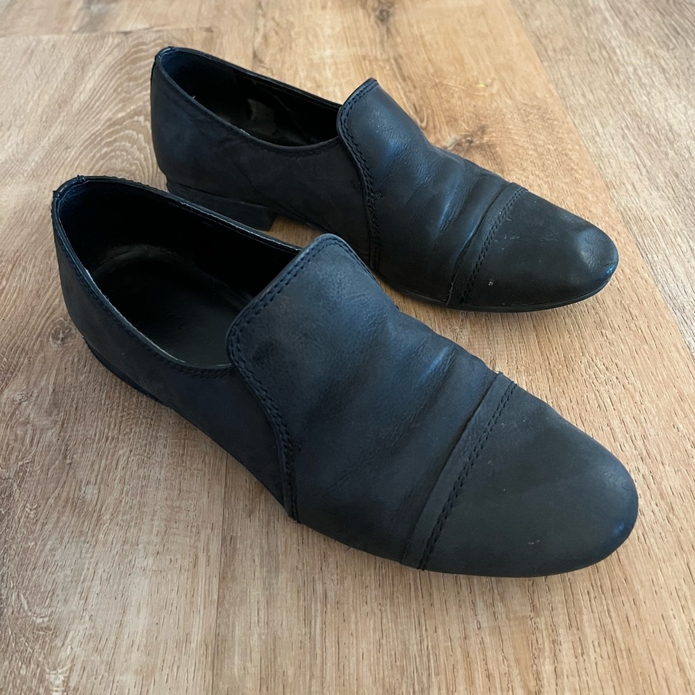 Franco Sarto minimal black loafers / size 8.5 / black
